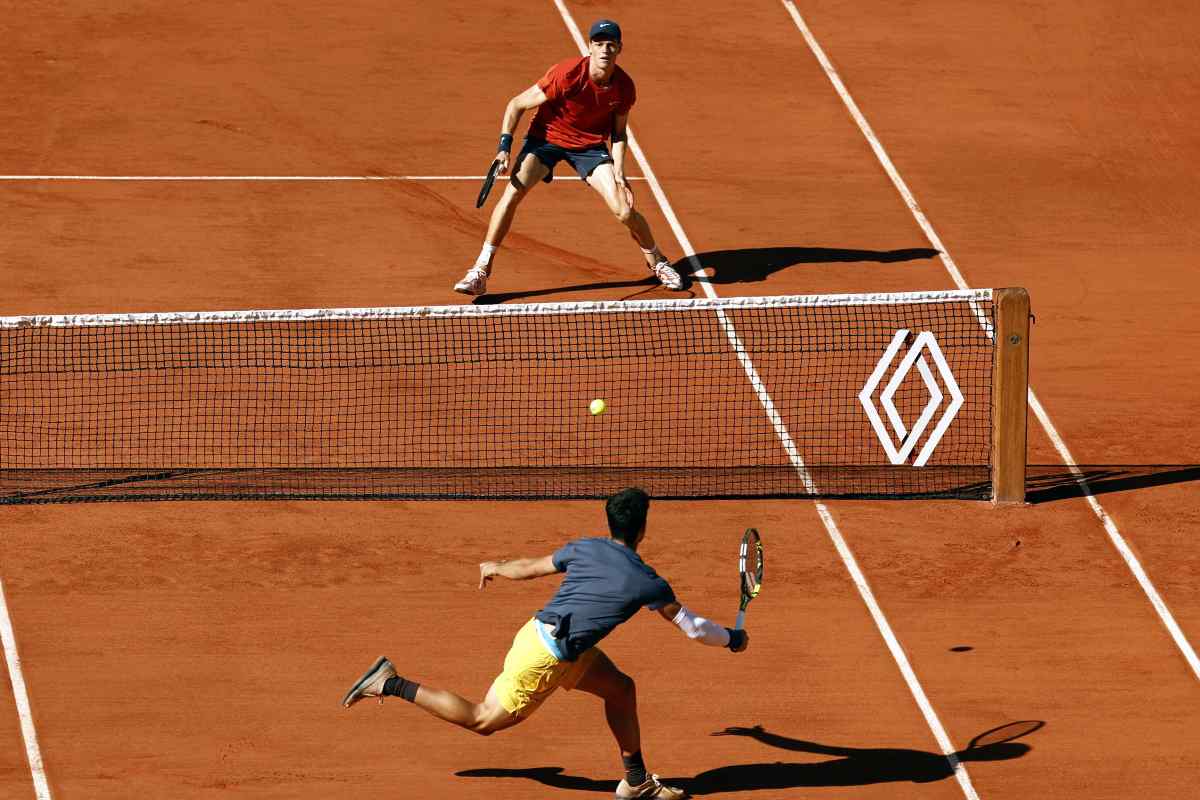 Sinner e Alcaraz combattono a rete al Roland Garros