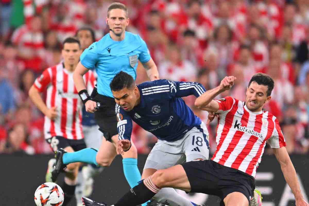 Casemiro prova ad eludere l'intervento del suo diretto marcatore