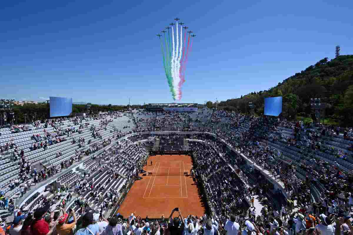Frecce Tricolore volano sul campo Centrale del Foro Italico di Roma