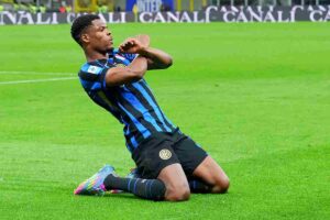 Dumfries esulta dopo un gol