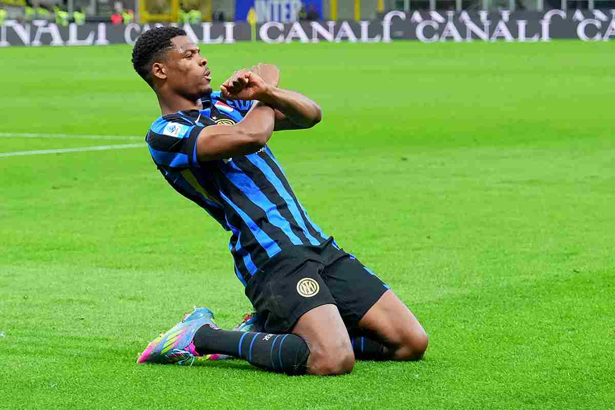 Dumfries esulta dopo un gol