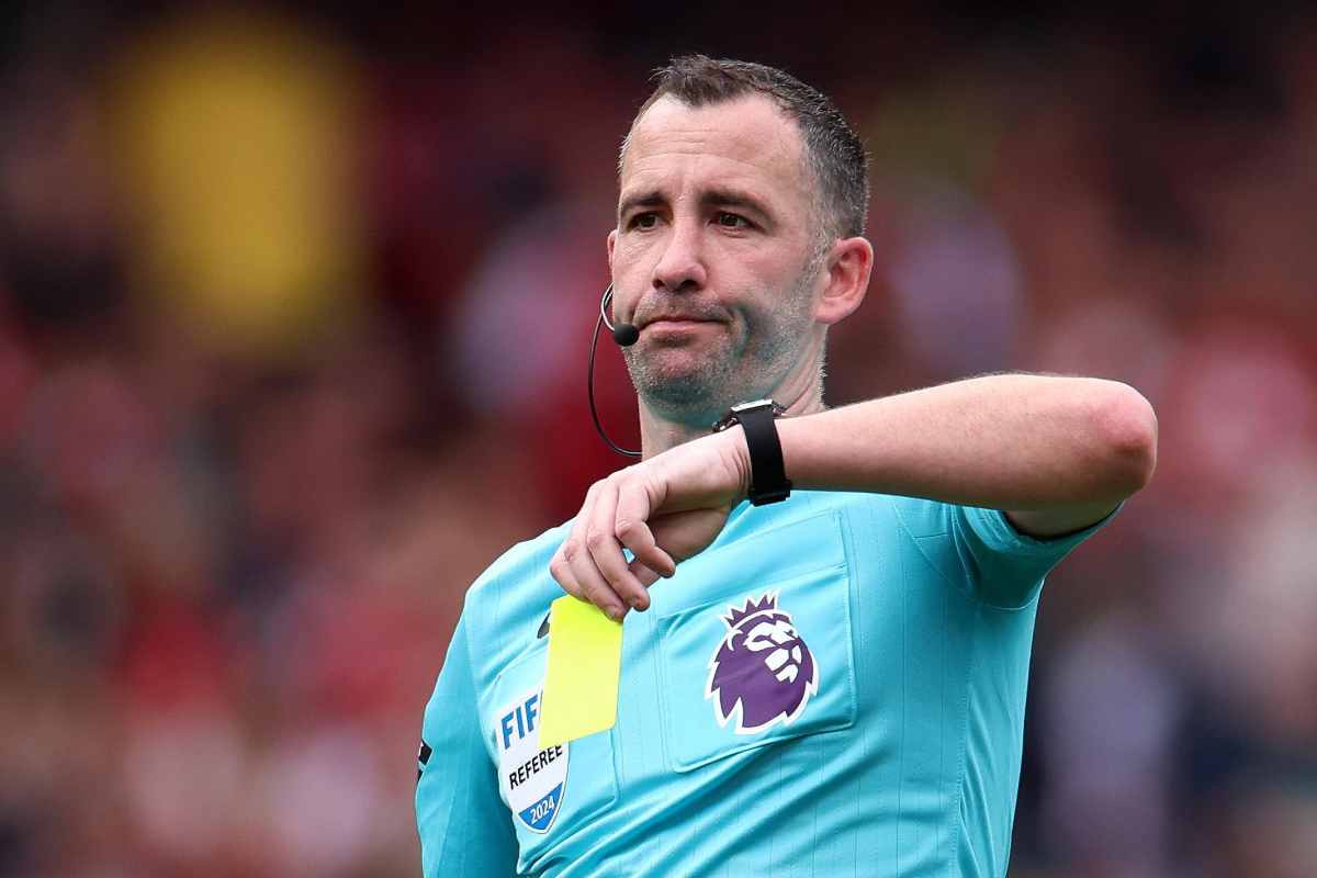 Un arbitro tira fuori un cartellino giallo