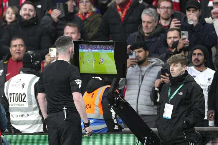 L'arbitro consulta il VAR