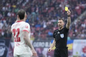 L'arbitro Zwayer mostra un cartellino giallo