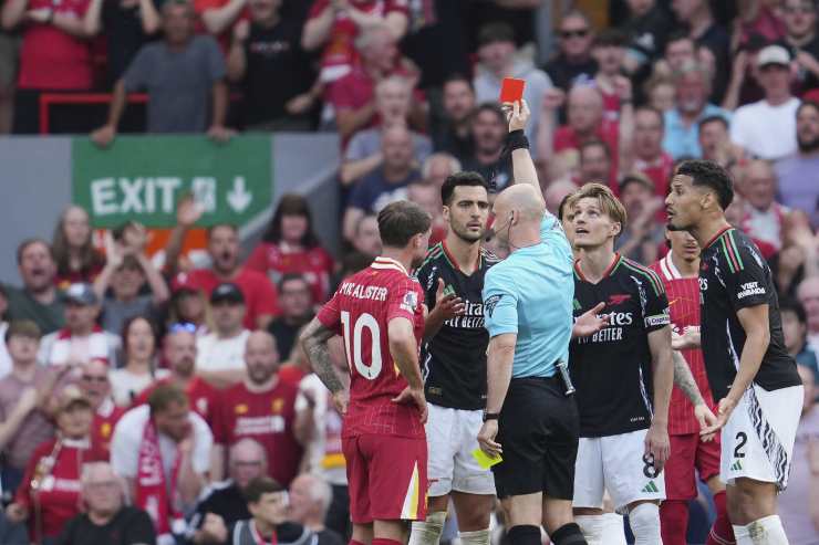Taylor tira fuori il cartellino rosso