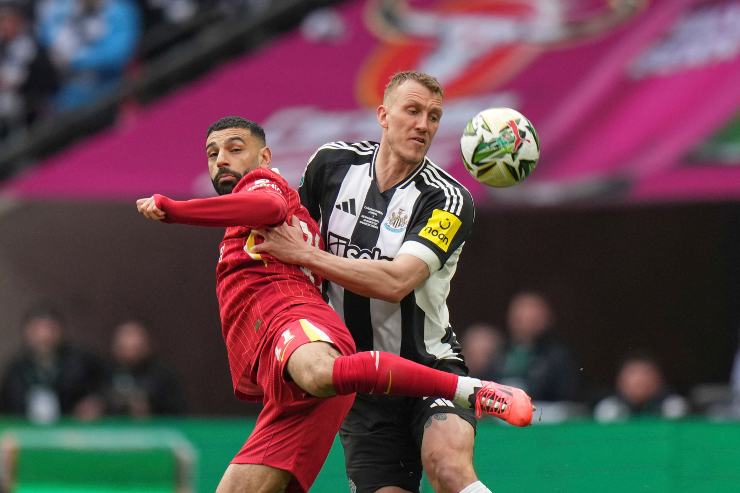Dan Burn contrasta Salah
