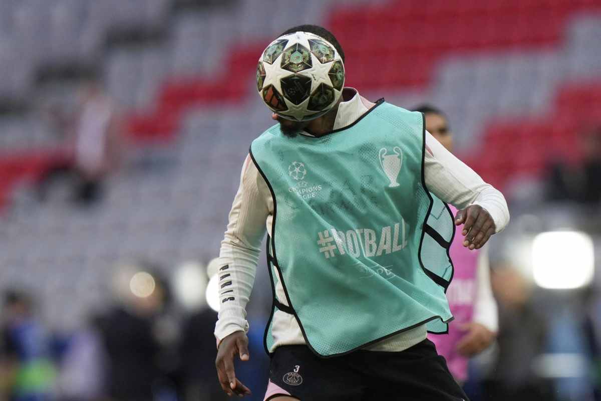 Un calciatore del PSG col volto nascosto dal pallone della finale