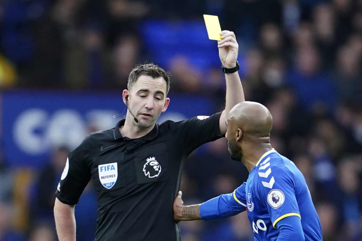 L'arbitro ammonisce un calciatore