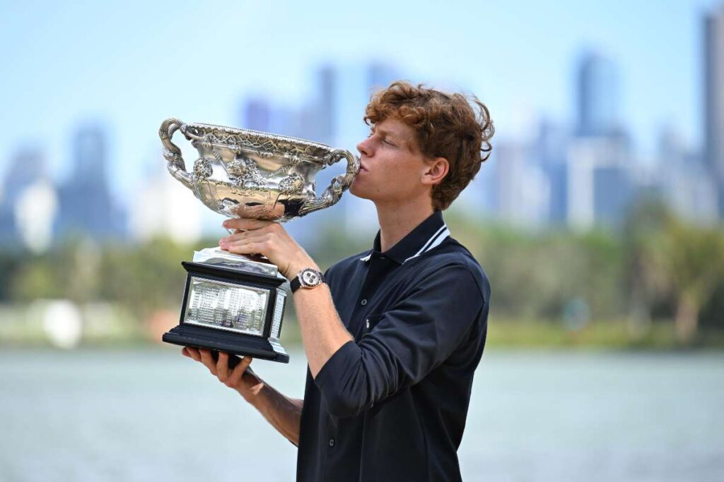 Jannik Sinner bacia la coppa dell'Australian Open