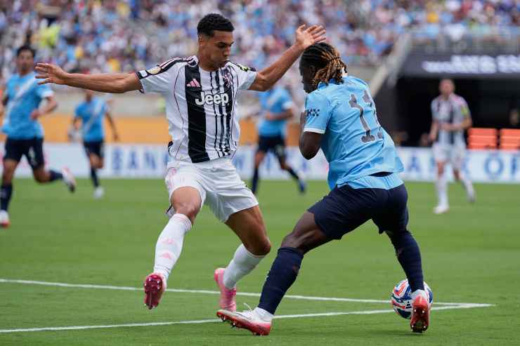 Alberto Costa entra in ritardo nel tentativo di conquistare il pallone