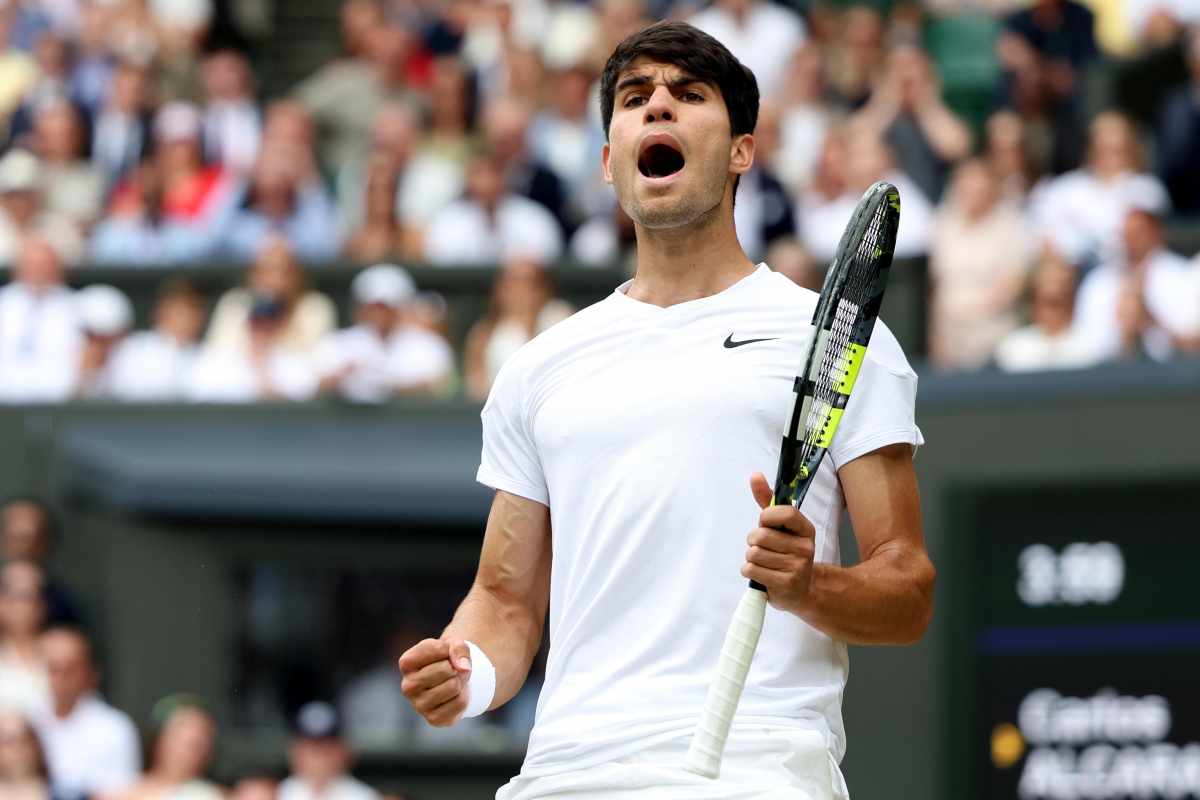 Alcaraz esulta energicamente dopo aver vinto a Wimbledon