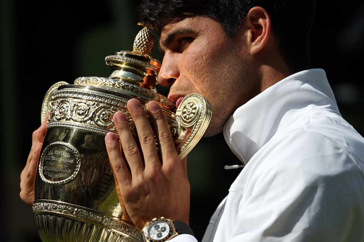 Primo piano di Alcaraz che bacia il trofeo vinto a Wimbledon