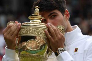 Alcaraz bacia la coppa vinta a Wimbledon