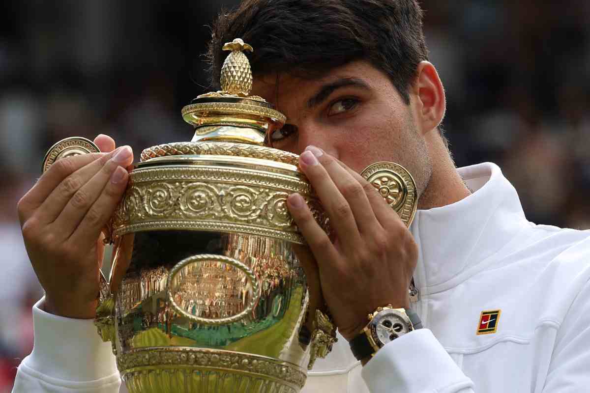 Alcaraz bacia la coppa vinta a Wimbledon