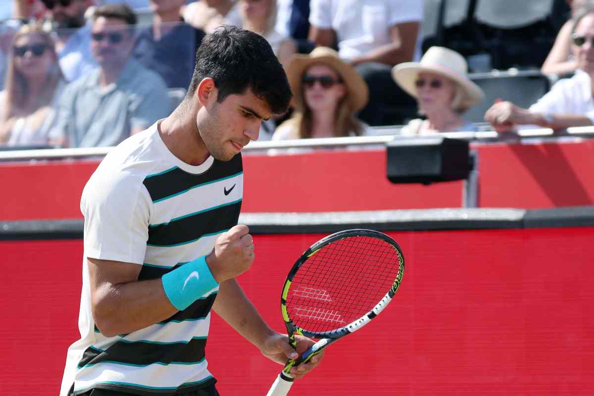 Alcaraz festeggia il punto vinto al Queen's di Londra alzando il pugno