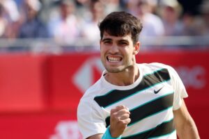 Alcaraz esulta facendo il pugno all'Atp 500 del Queen's