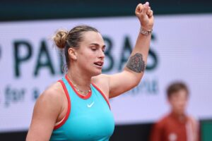 Aryna Sabalenka esulta alzando il pugno al cielo dopo una vittoria al Roland Garros