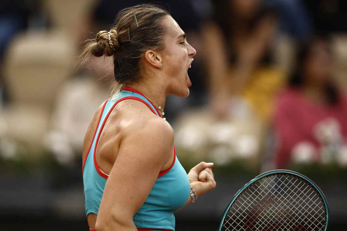 Aryna Sabalenka esulta energicamente dopo aver vinto un punto