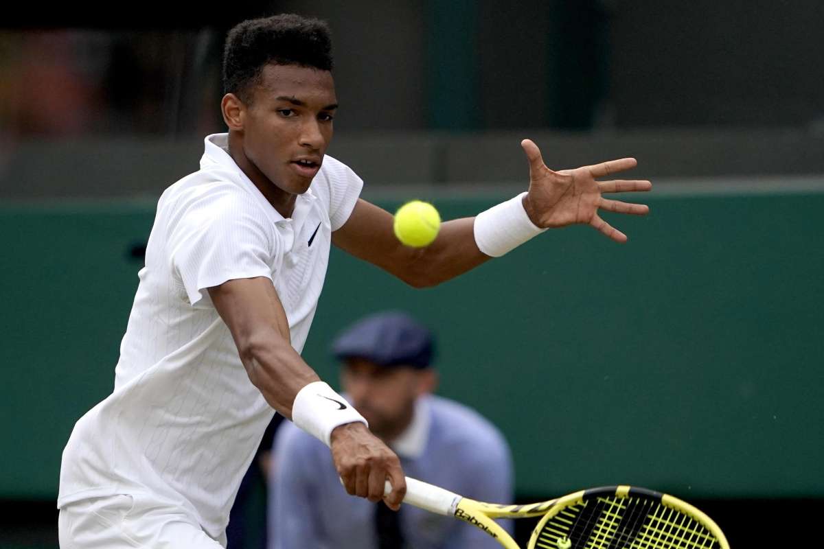 Auger-Aliassime in azione con il rovescio a Wimbledon