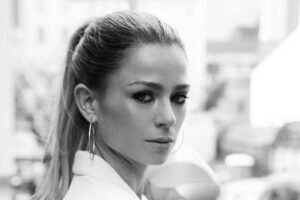 Primo piano di Camila Giorgi in bianco e nero