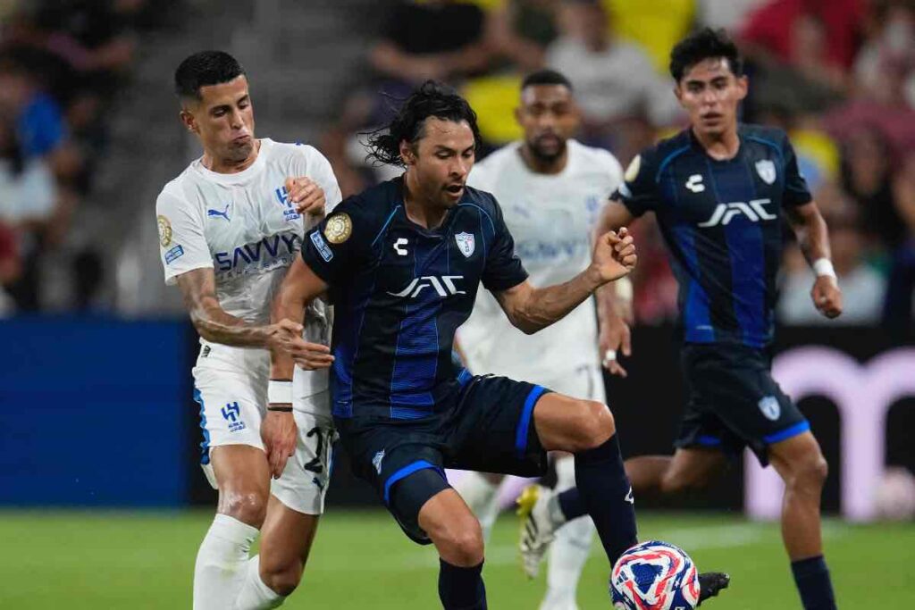 Cancelo in pressing sull'avversario