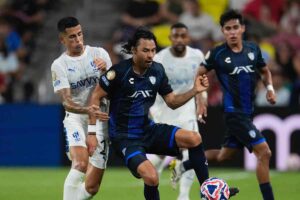Cancelo in pressing sull'avversario