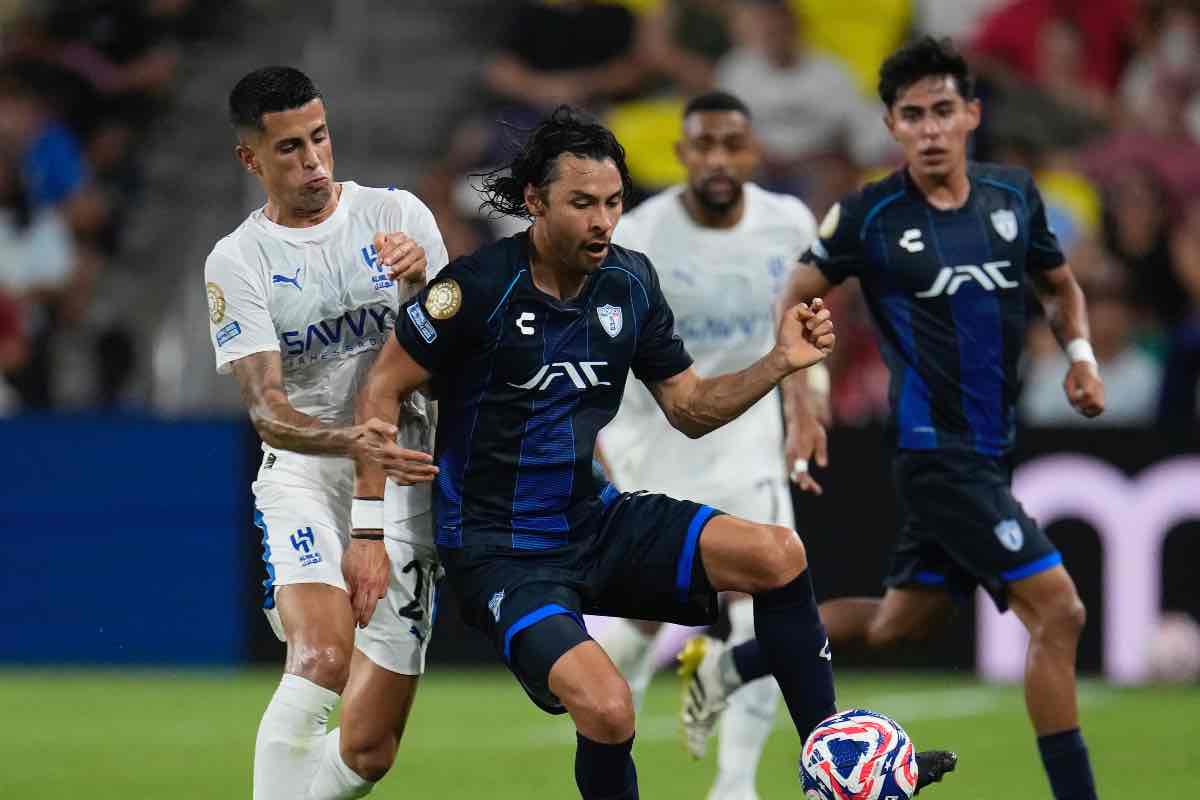 Cancelo in pressing sull'avversario