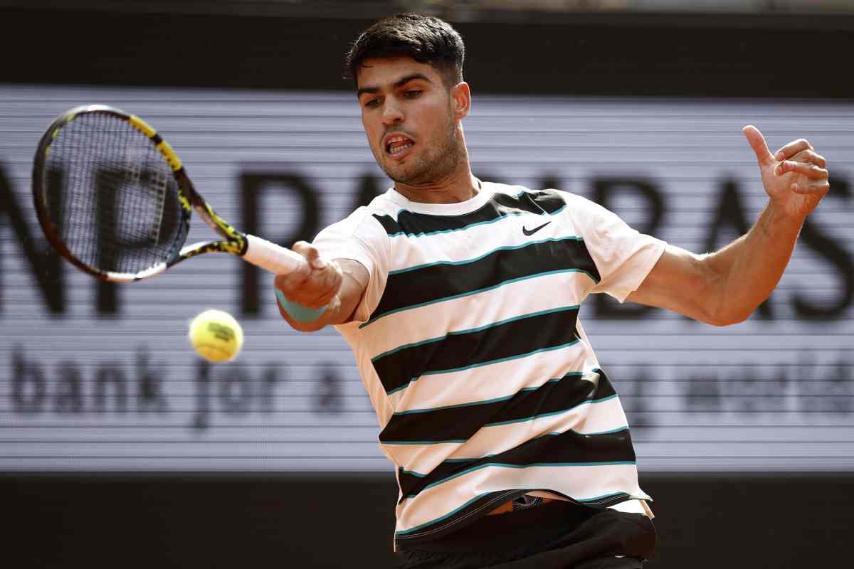 Carlos Alcaraz in azione col dritto al Roland Garros