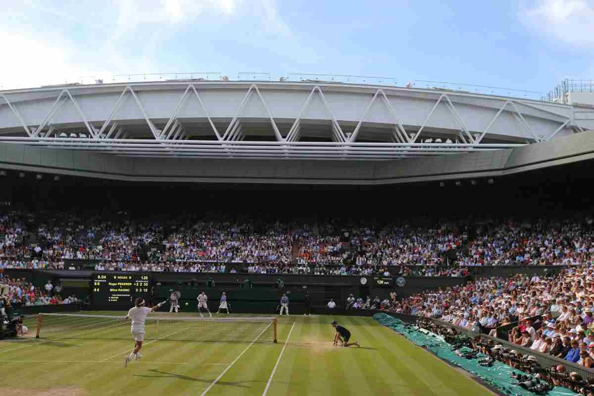 Centre Court di Wimbledon affollato di spettatori durante una partita