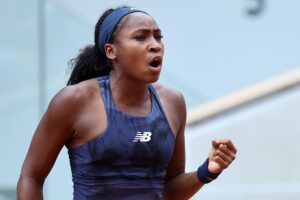 Coco Gauff esulta dopo una vittoria al Roland Garros