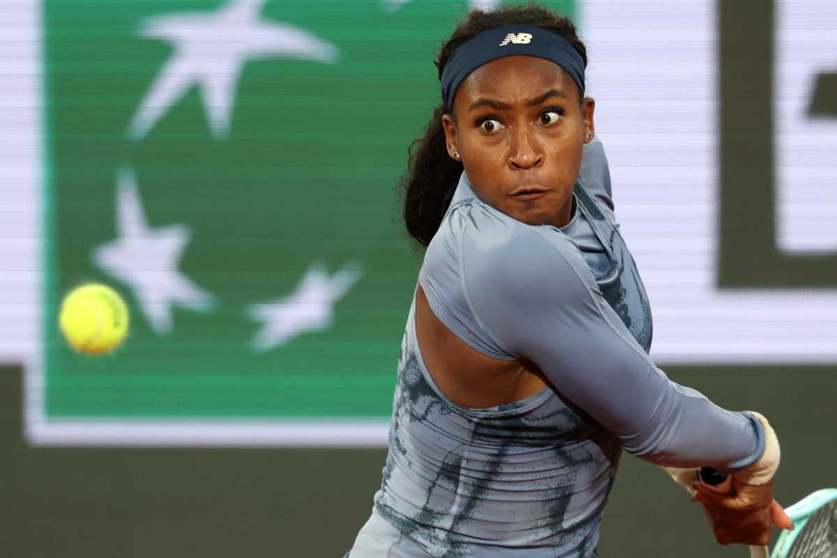 Coco Gauff in azione con il rovescio al Roland Garros