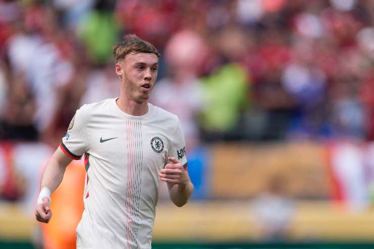 Cole Palmer corre in mezzo al campo