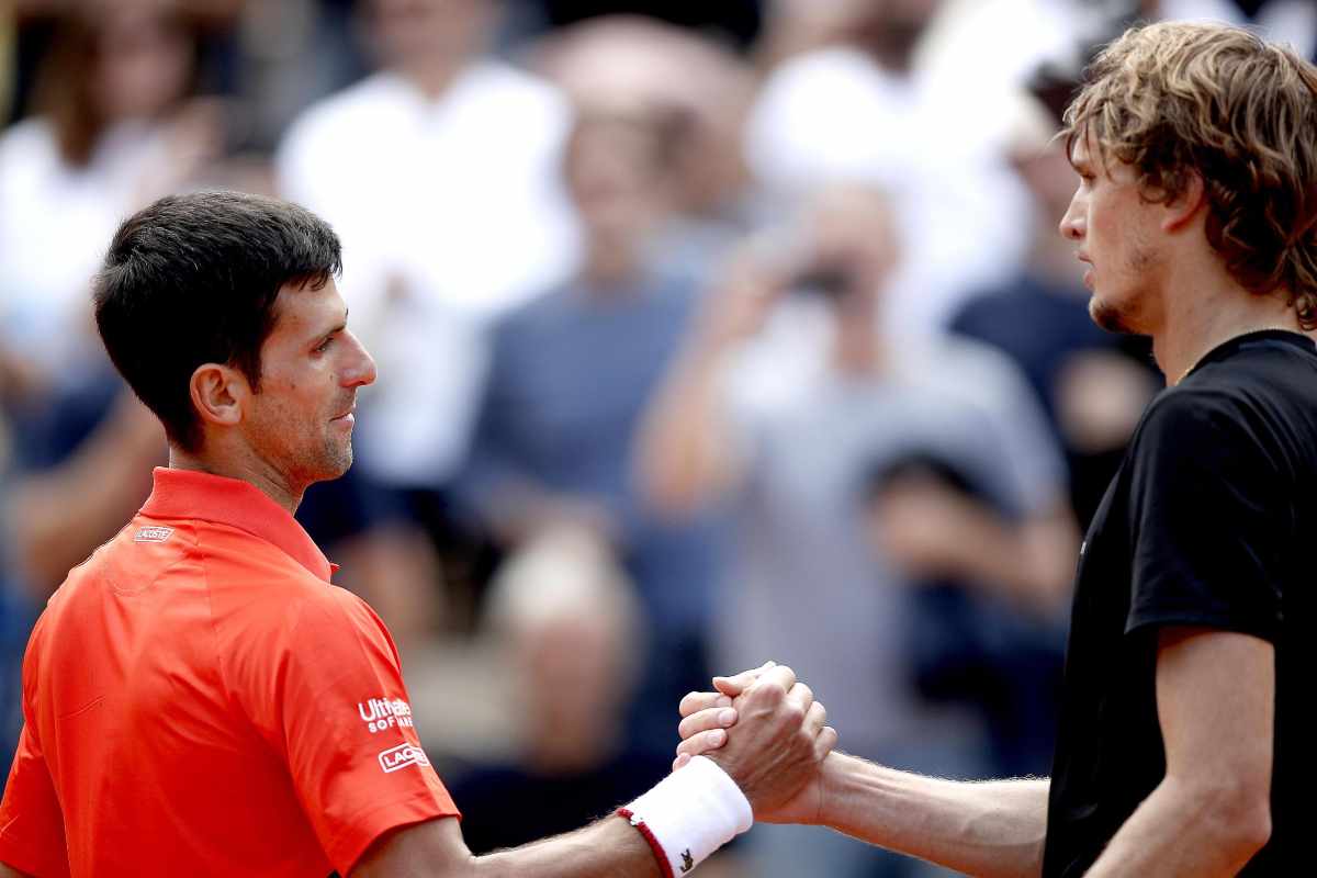 Djokovic e Zverev si stringono la mano a rete