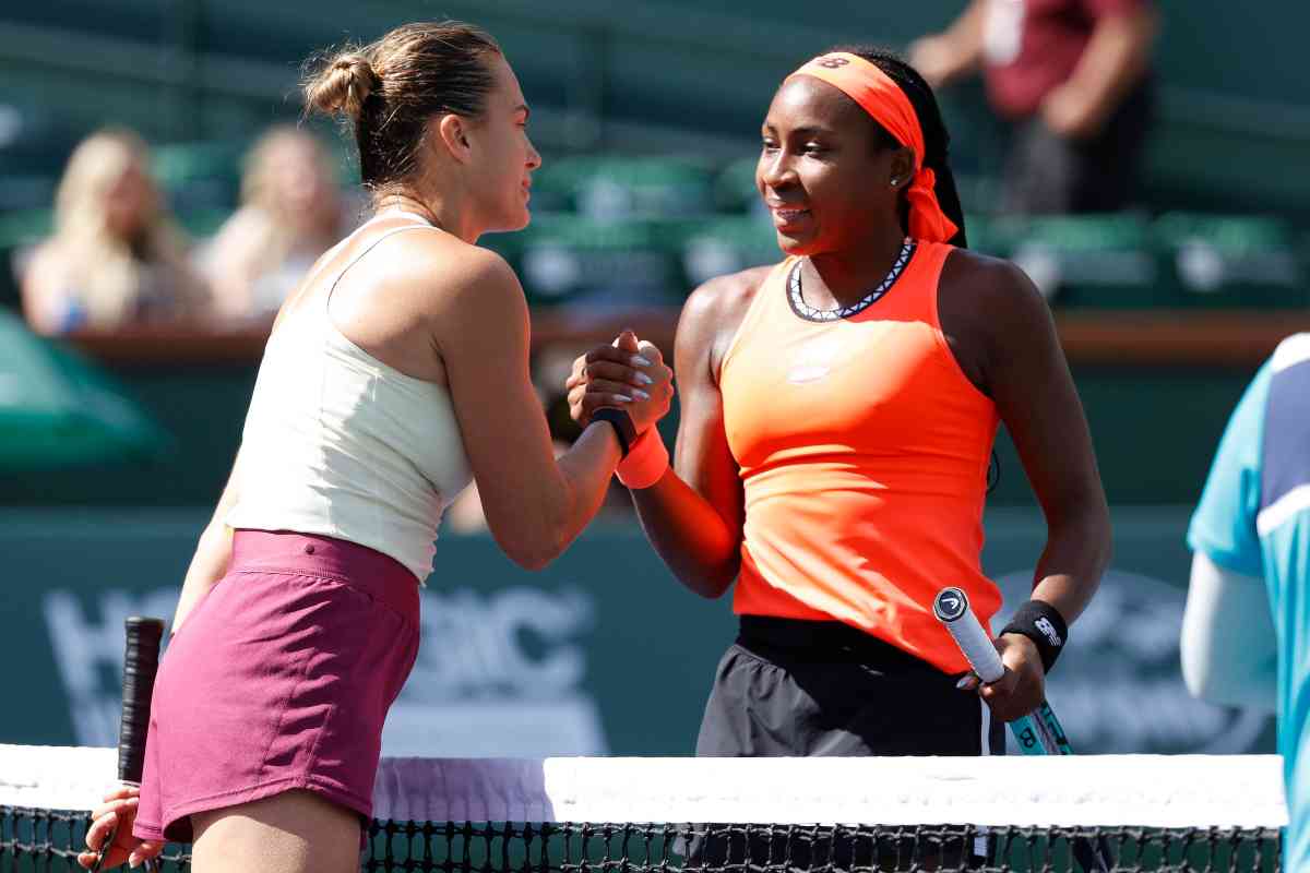 Sabalenka e Gauff si stringono la mano a rete a fine partita