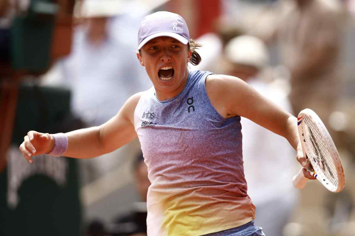 Iga Swiatek esulta scatenata dopo la vittoria contro Rybakina al Roland Garros
