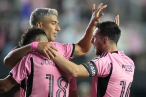 Suarez esulta assieme a Messi dopo aver siglato un gol