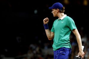 Jannik Sinner esulta dopo una vittoria al Roland Garros