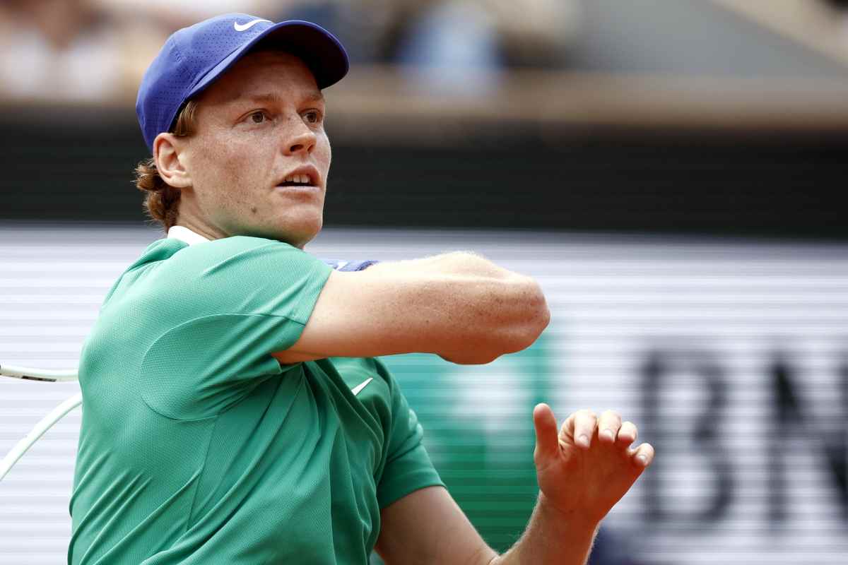 Primo piano di Jannik Sinner in azione al Roland Garros