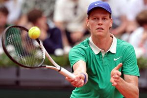 Jannik Sinner mentre gioca una palla corta al Roland Garros