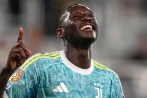 Kolo Muani gioioso dopo aver siglato un gol