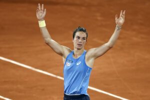 Lois Boisson esulta alzando le mani al cielo per la semifinale raggiunta al Roland Garros