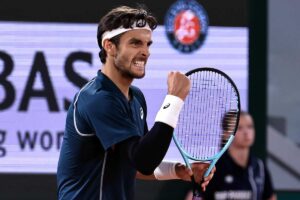 Lorenzo Musetti esulta rabbioso dopo la vittoria contro Rune al Roland Garros