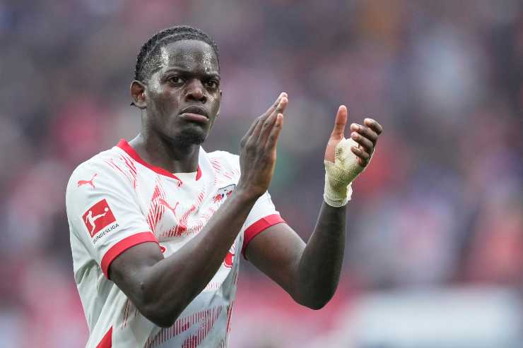 Lukeba applaude i suoi tifosi al termine del match