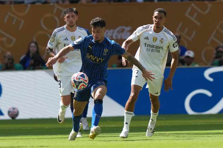 Marcos Leonardo si porta avanti un pallone con qualità