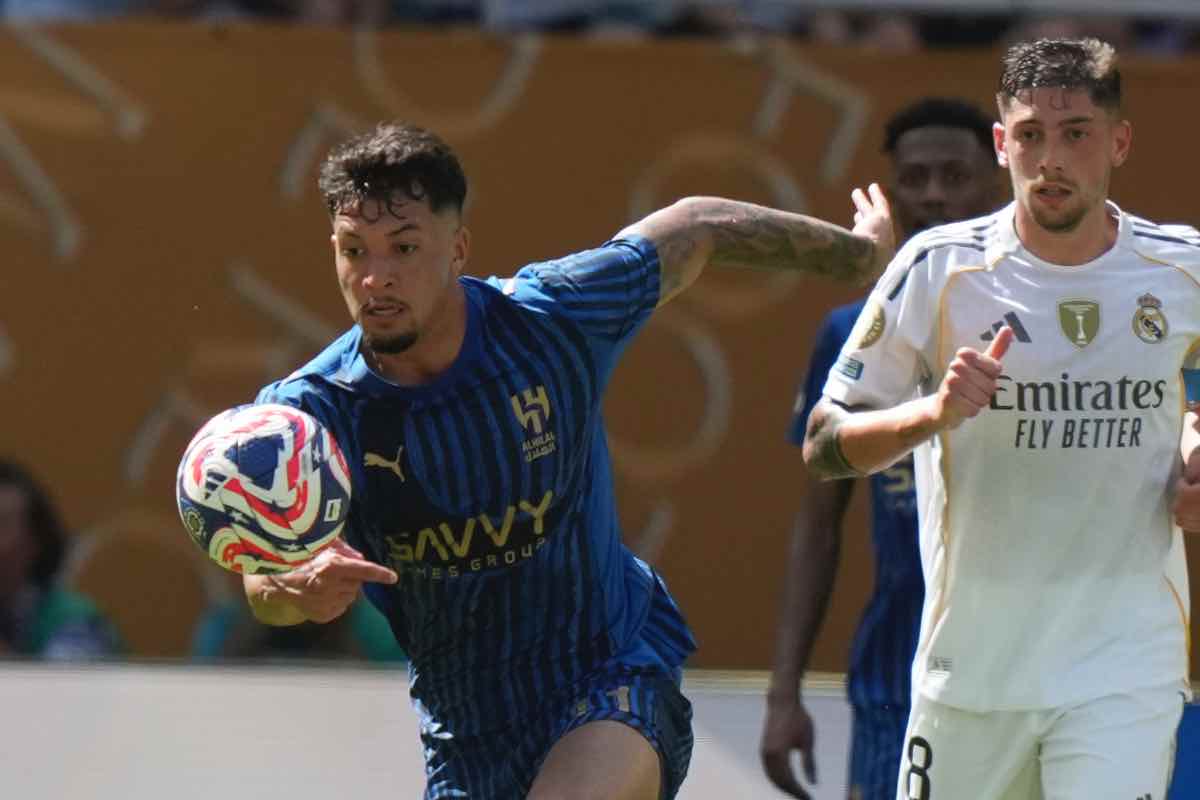 Marcos Leonardo si avventa su un pallone