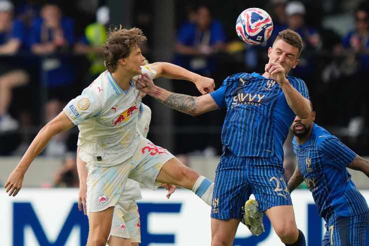 Milinkovic Savic colpisce di testa il pallone