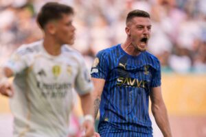 Milinkovic Savic incita in maniera rabbiosa i suoi compagni