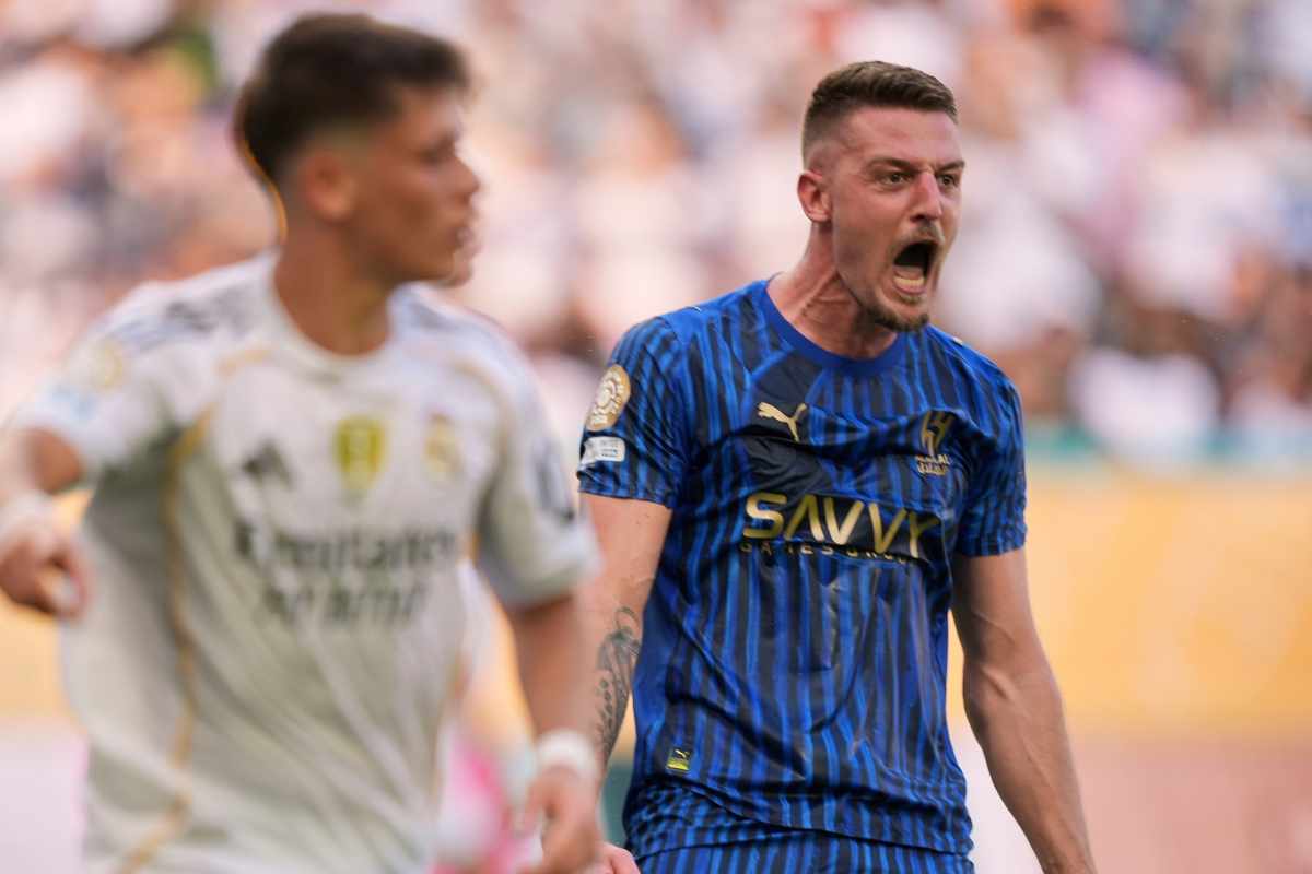 Milinkovic Savic incita in maniera rabbiosa i suoi compagni