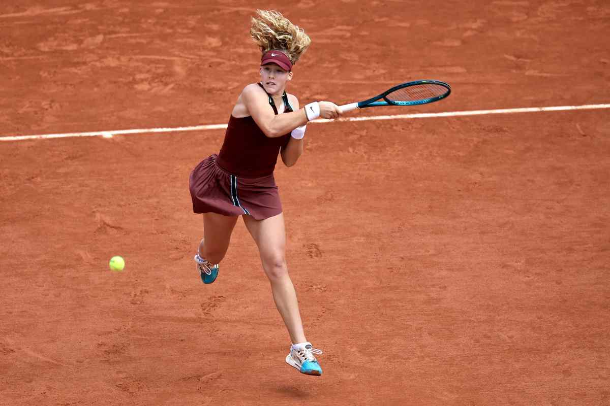 Mirra Andreeva in azione col dritto al Roland Garros