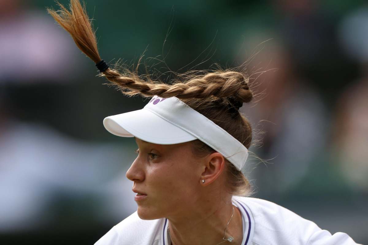 Primo piano di Elena Rybakina in azione a Wimbledon